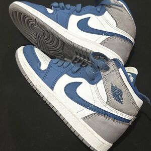 Boys Jordan 1 mids size 2